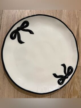 Bella Lux Set of 4 Hand-Painted Ceramic White Plates W/ Black Bows & Trim NWT